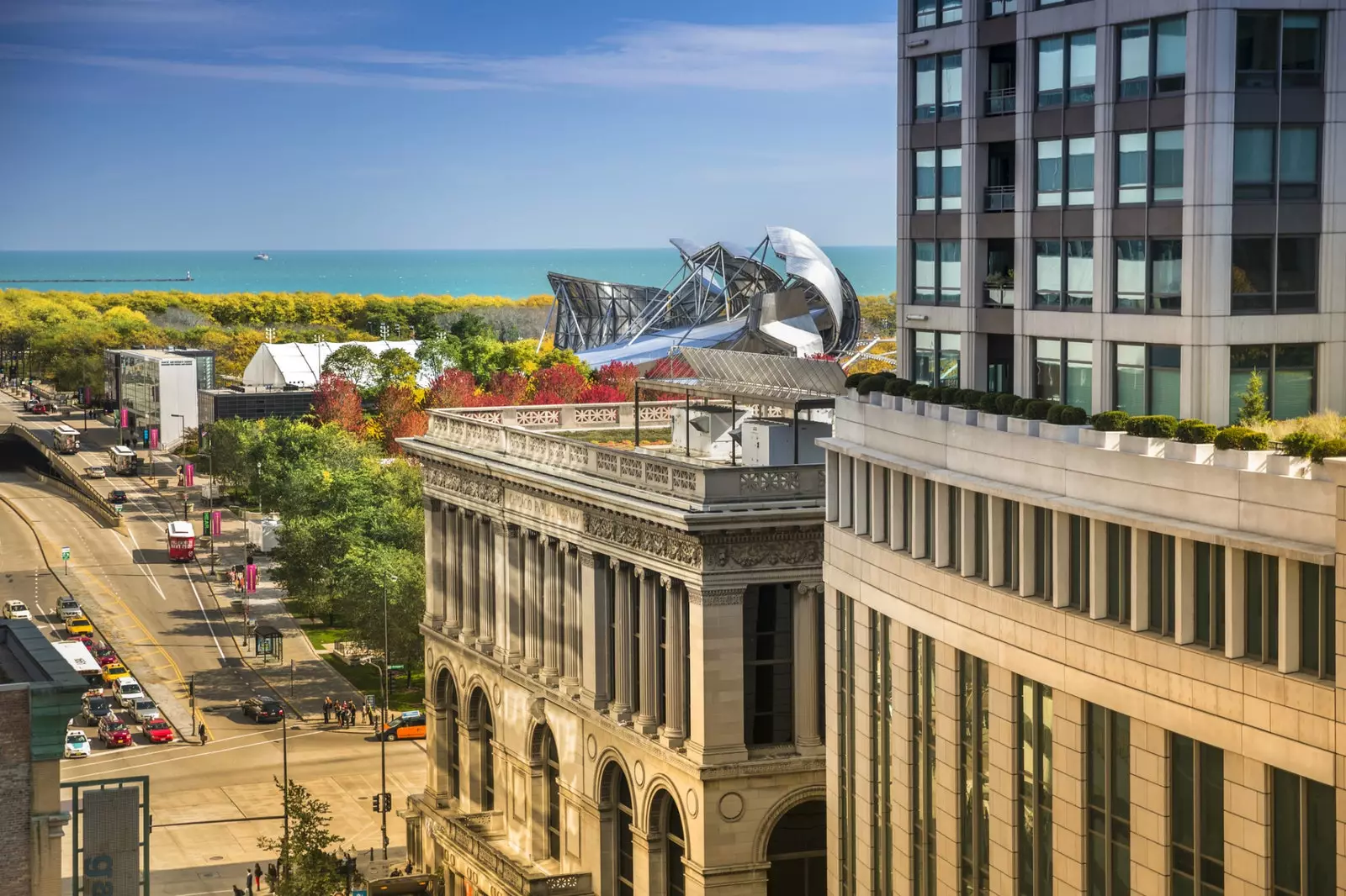 Chicago Kulturális Központ a Millennium Parkkal a háttérben.