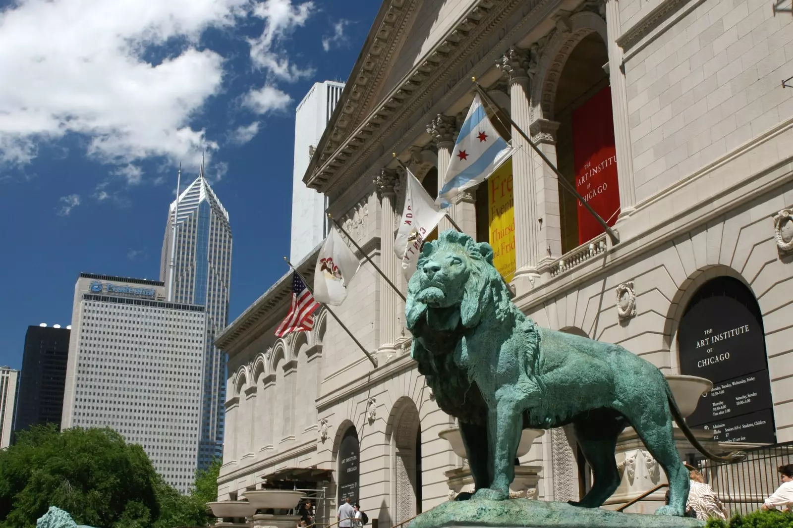 Noen ganger vises løvene til Chicago Art Institute tilpasset med rekvisitter.