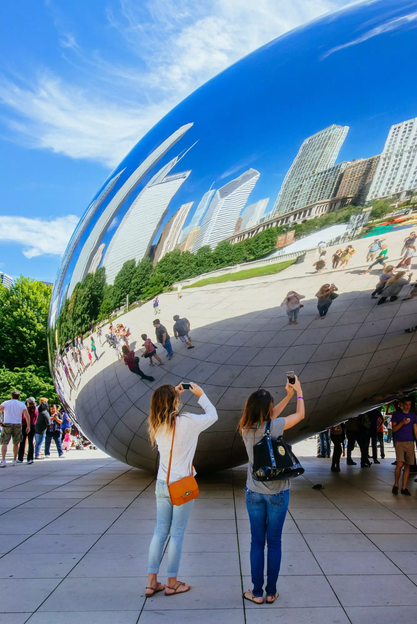 Dir wäert net midd ginn fir Fotoen vun der Cloud Gate Skulptur ze maachen.