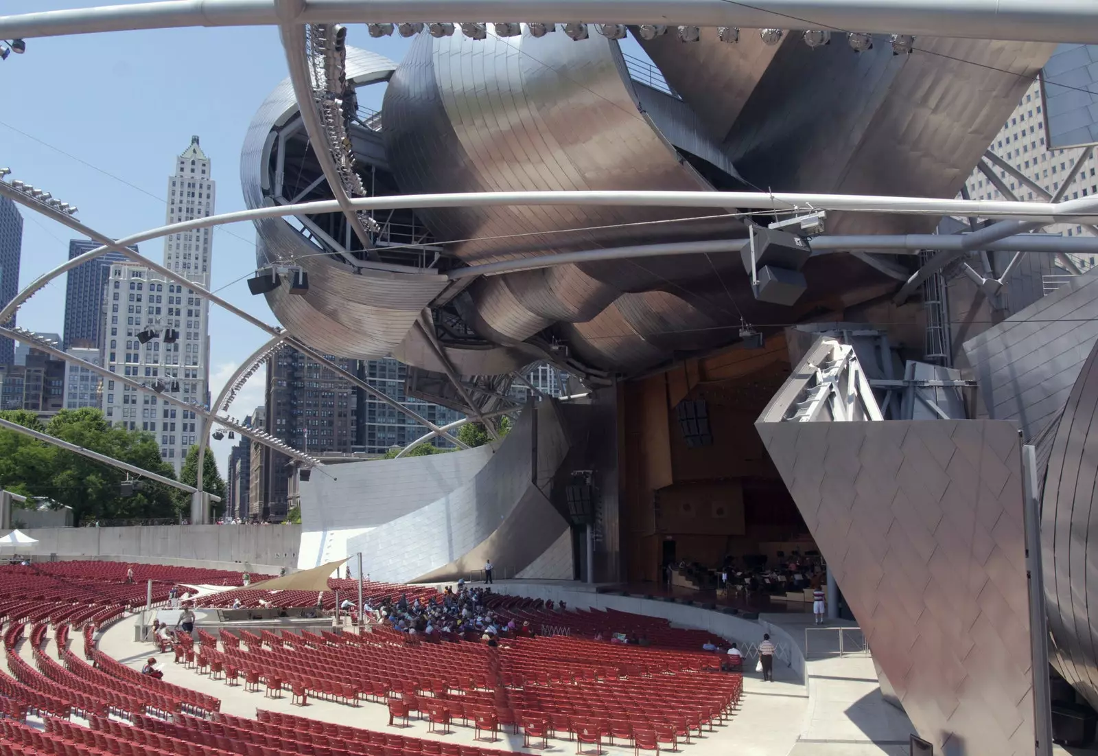 A Pritzker pavilon 21. századi amfiteátrum.