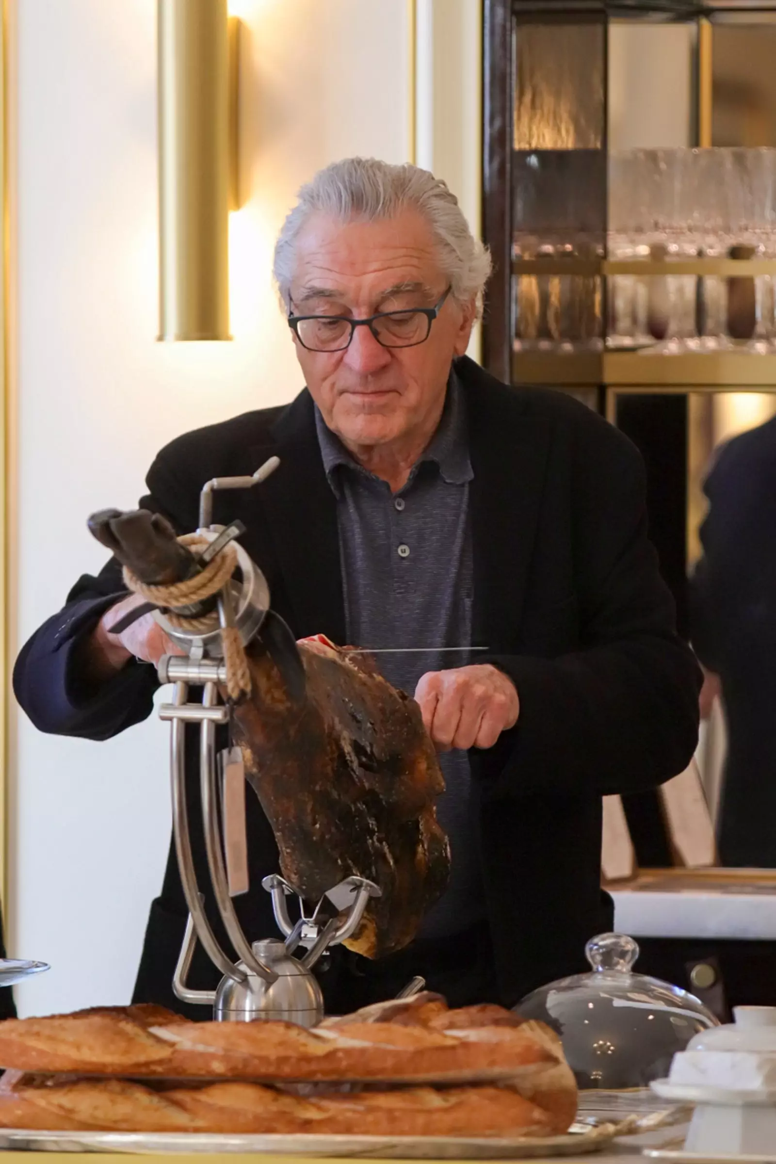 Robert de Niro သည် Mandarin Oriental Ritz Madrid တွင် Cinco Jotas ဝက်ပေါင်ခြောက်ကို ဖြတ်တောက်ခဲ့သည်။