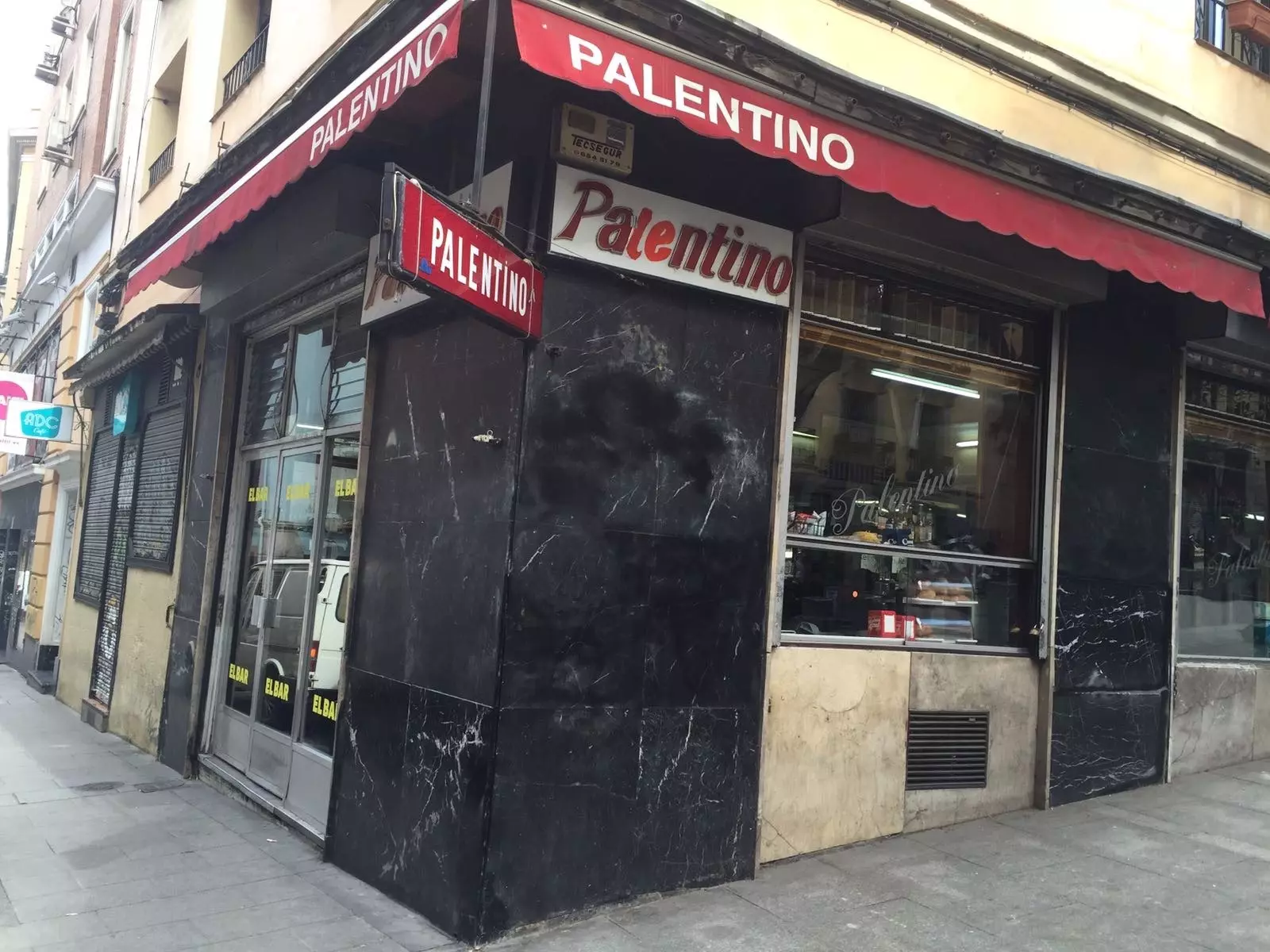 Madrid bari, uzun sinkli bar, yaxshi quritilgan va arzon El Palentino pivolari