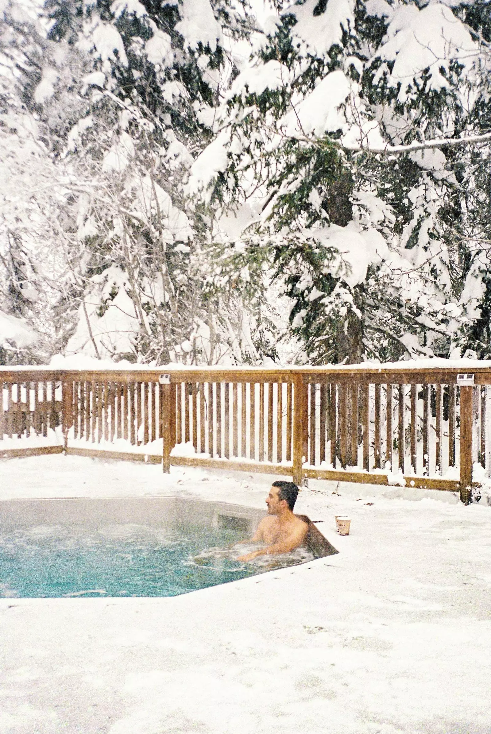 大雪の下で凍った湖の景色を楽しむマテオ