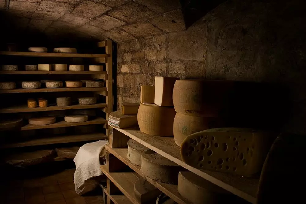 Bilik lagu bawah tanah di Jean D'Alos fromagerie.