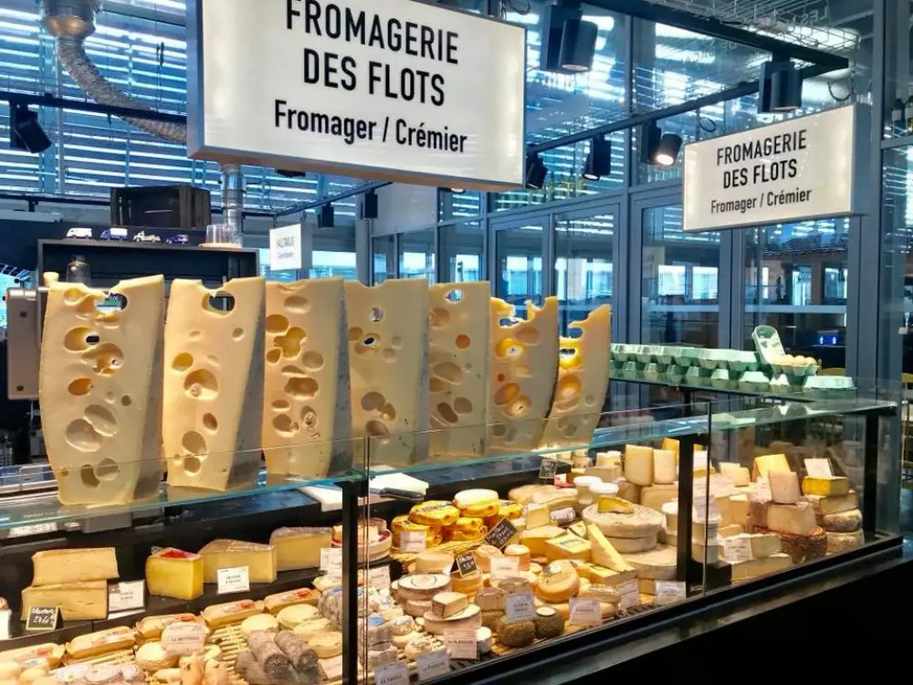 Πάγκος τυριών Fromagerie des Flots στη γκουρμέ αγορά Les Halles de Bacalan.