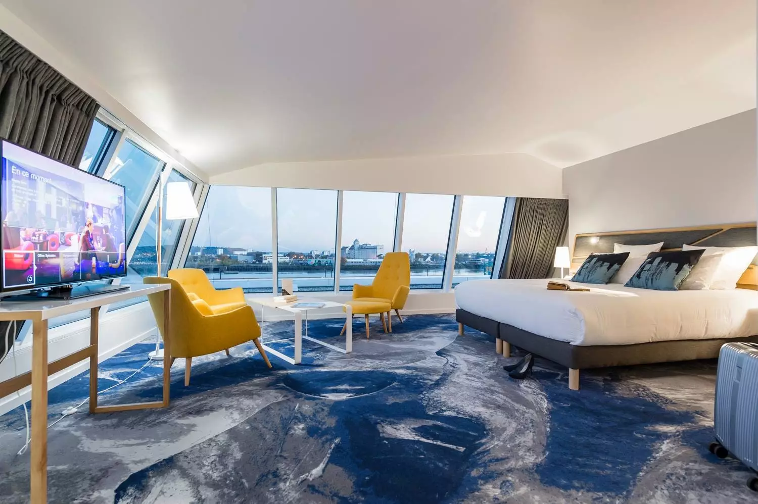 Quarto futurista com vista no novo hotel Seeko'o em Bordeaux.