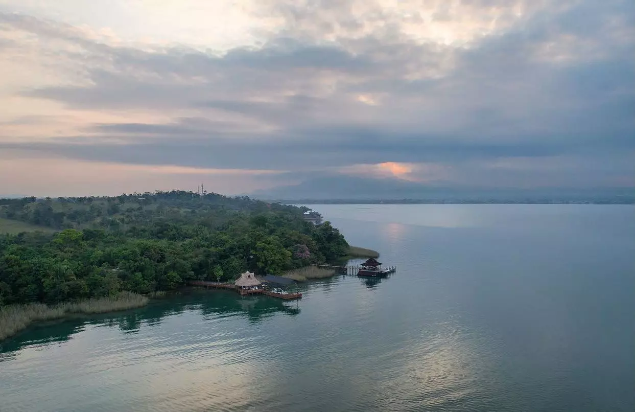 Cassa Zenda se află pe Lacul Izabal, cunoscut și sub numele de Golfo Dulce, lângă coasta Caraibelor din Guatemala.