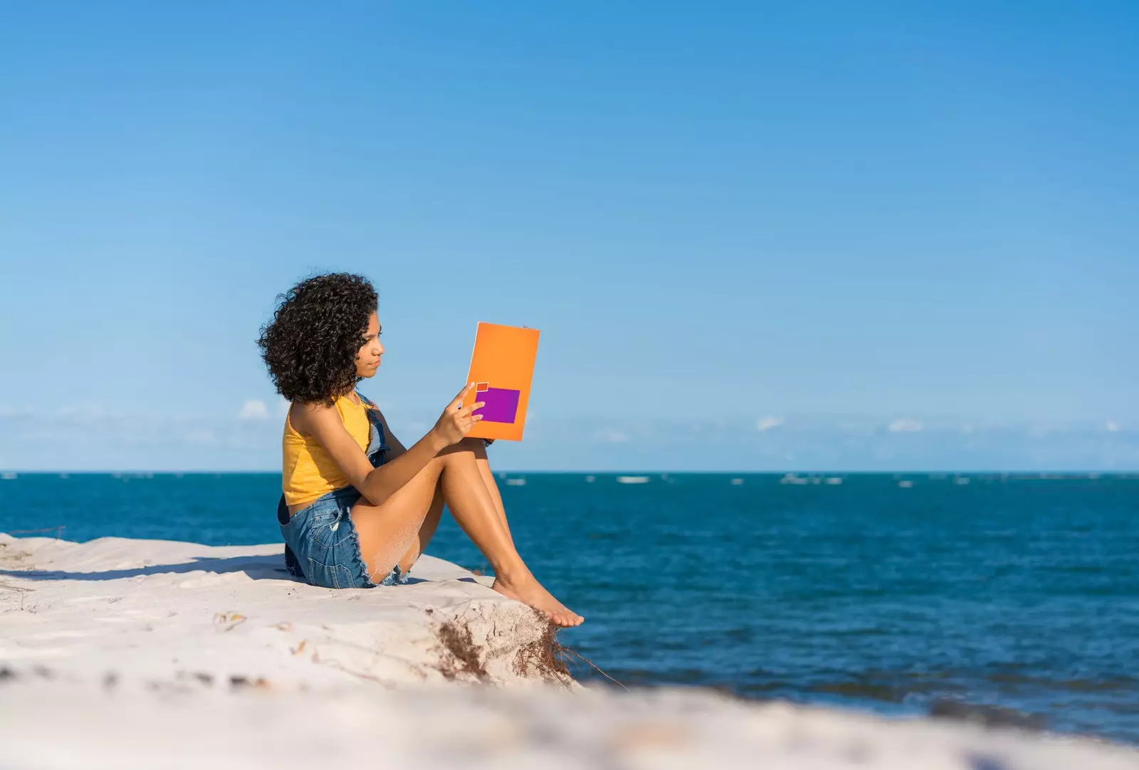 gadis membaca di pantai