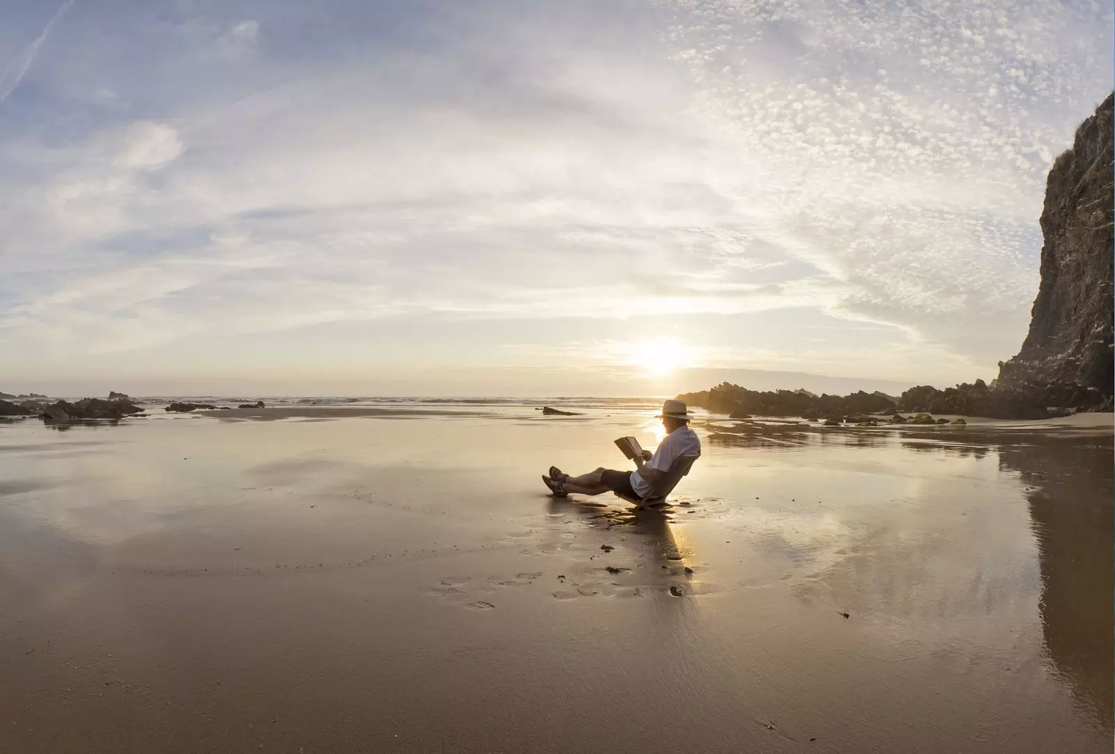 lelaki membaca di pantai