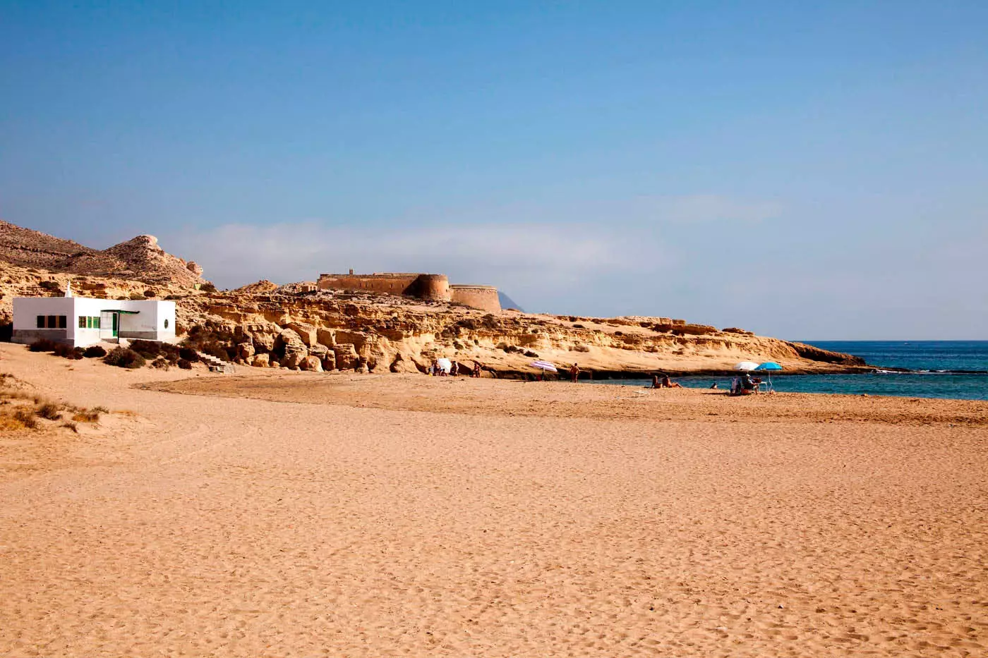 El Playazo Batu pasir keemasan dan perairan biru