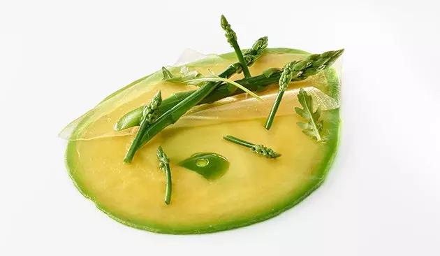 Asparagi selvatici, avocado, rucola ed estratto di grano verde Nerua