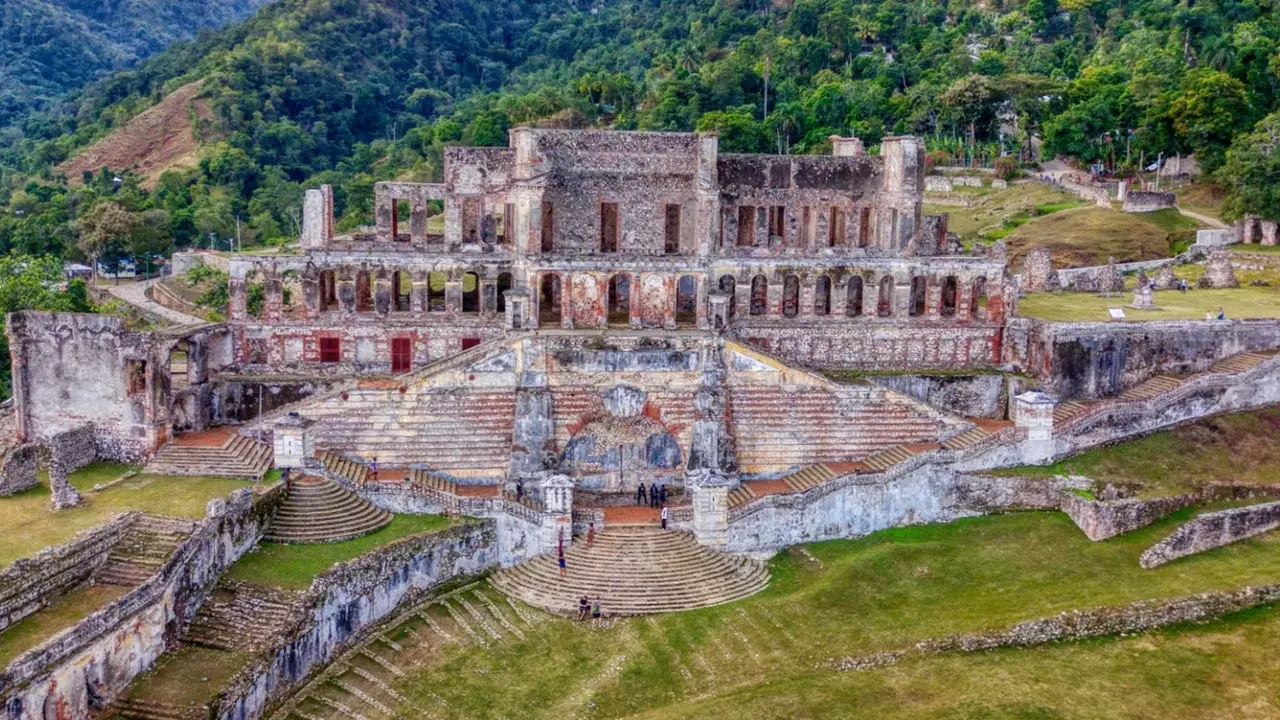 These 3D images reconstruct ruined palaces