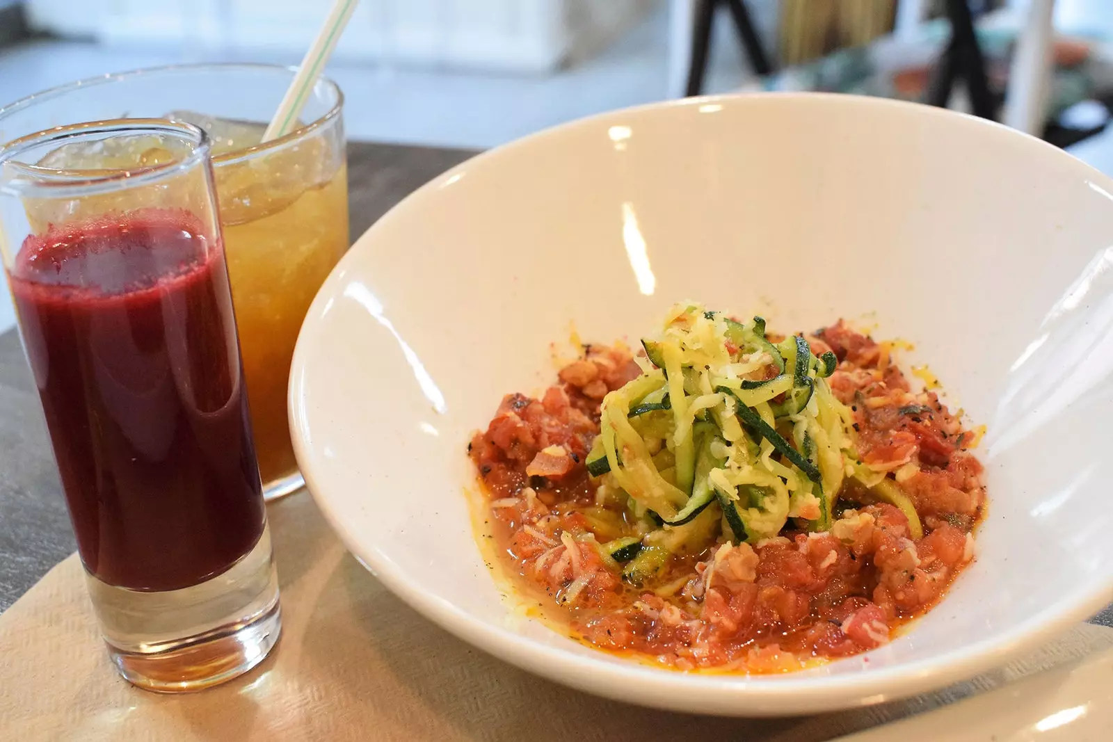 Zucchini vermicelli med vegansk bolognese