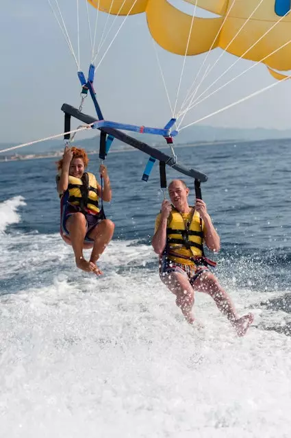 El Maresmedə parasailing