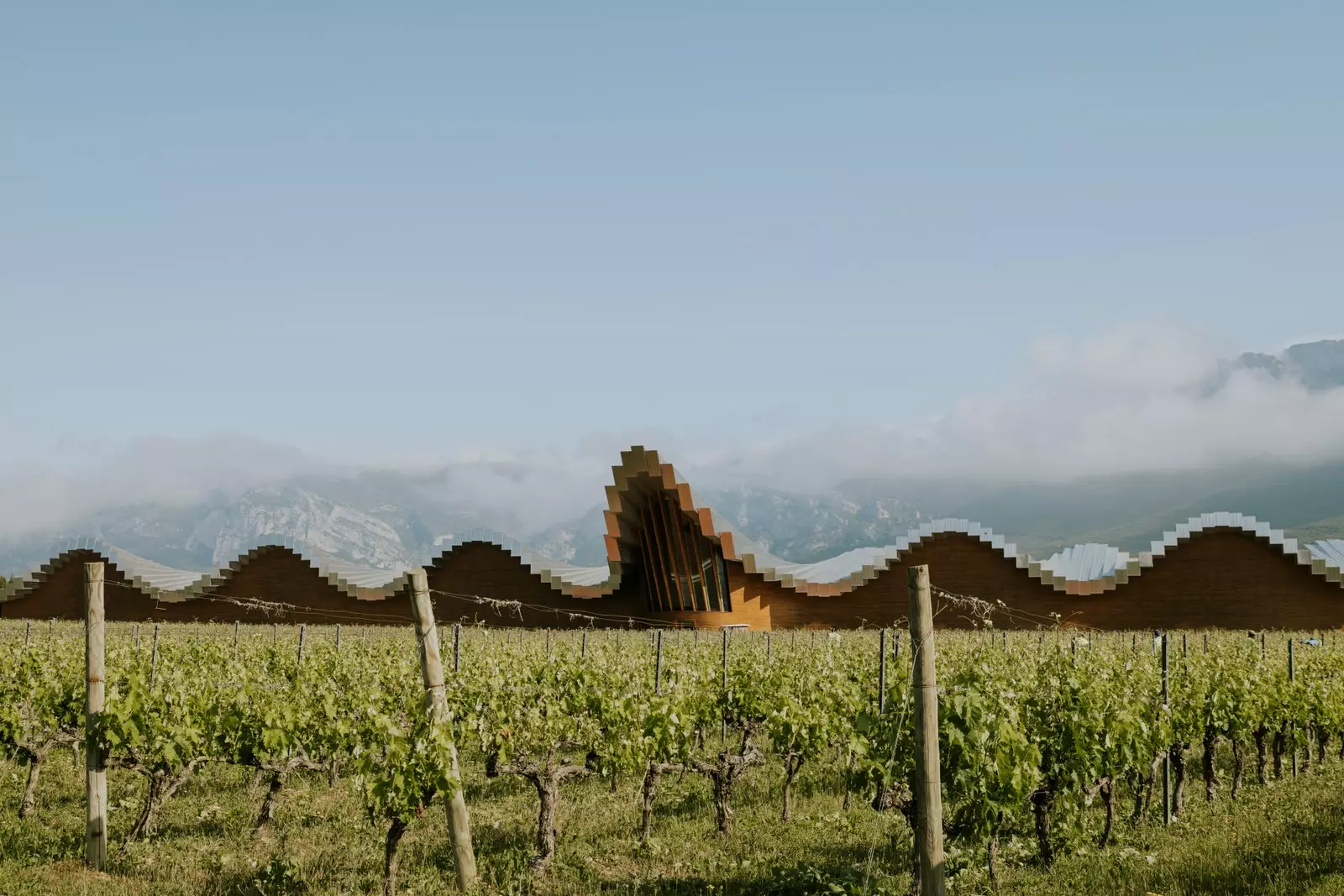 Weingut Ysios mit der Sierra Cantabria im Hintergrund