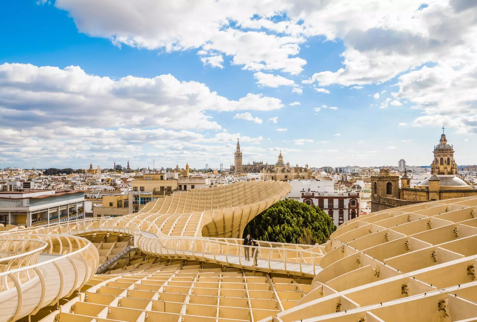 Vue op d'Kathedral vu Las Setas de Sevilla, e Projet vum Architekt Jürgen Mayer bekannt als Metropol Parasol.