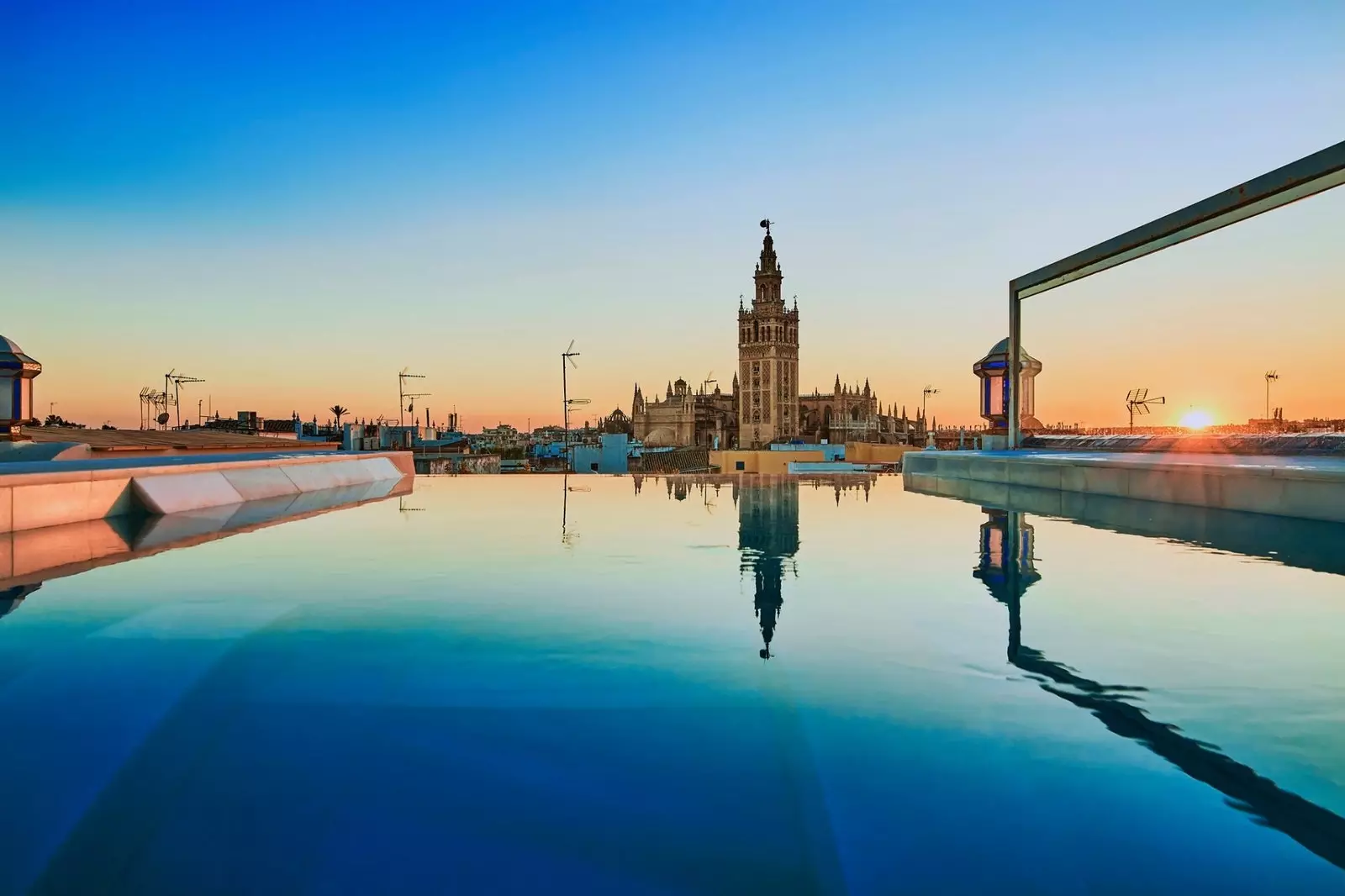 Kolam renang di puncak gedung AIRE Ancient Baths Seville.