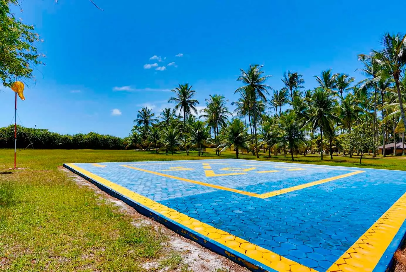 An der Villa Sara Arraial da Ajuda fënnef Mataarbechter an en Heliport