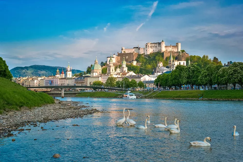 Salzach-floden med byen Salzburg i baggrunden.