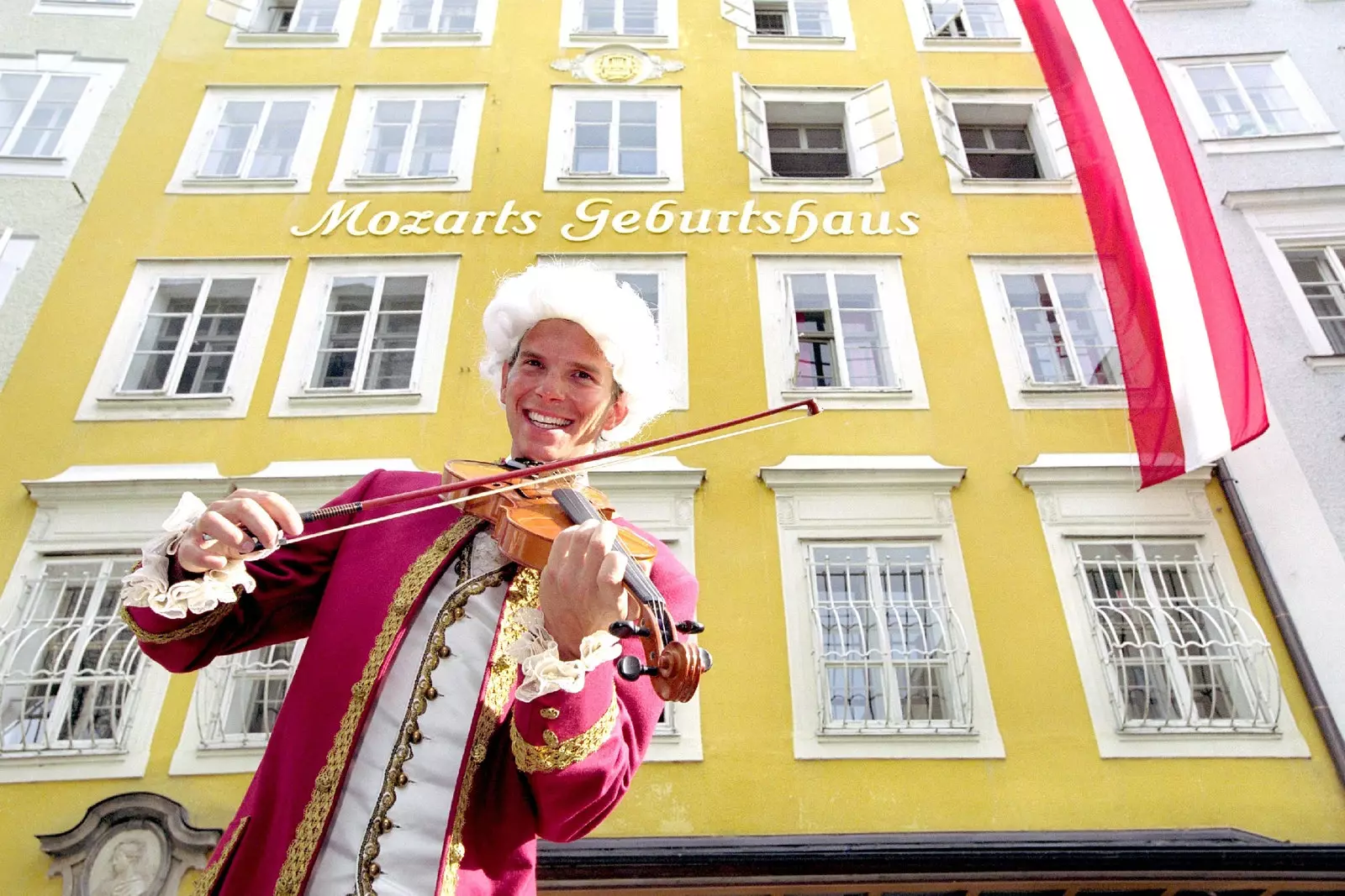 Penyamar Mozart di hadapan muzium rumah Mozart