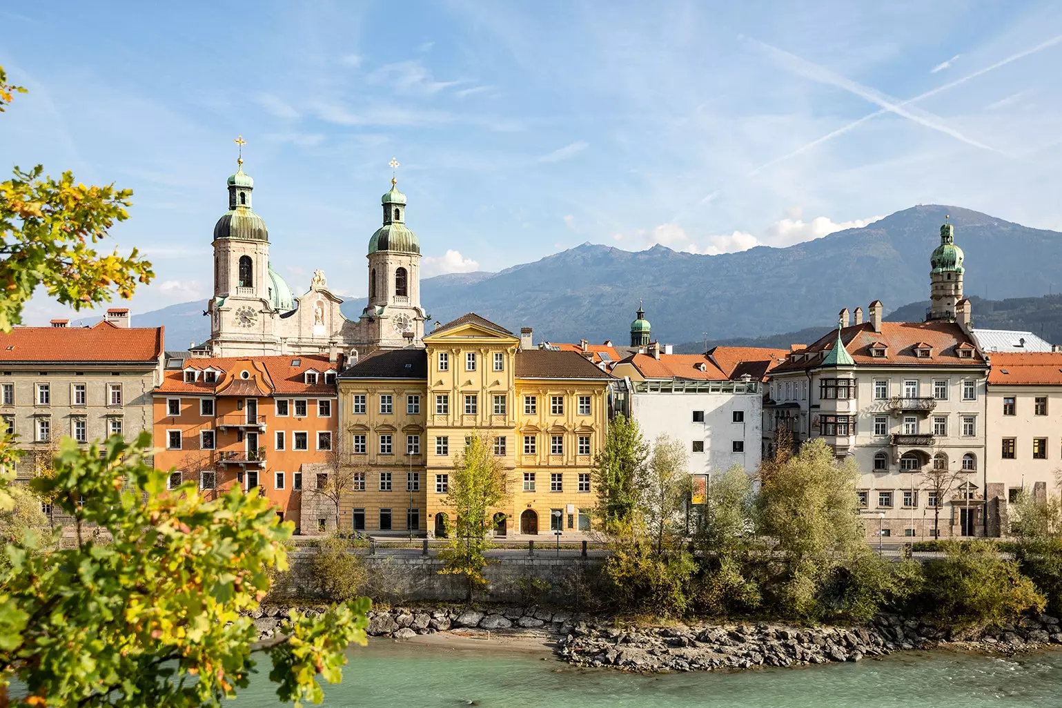 Verschidden Innsbruck Gebaier laanscht engem Floss.