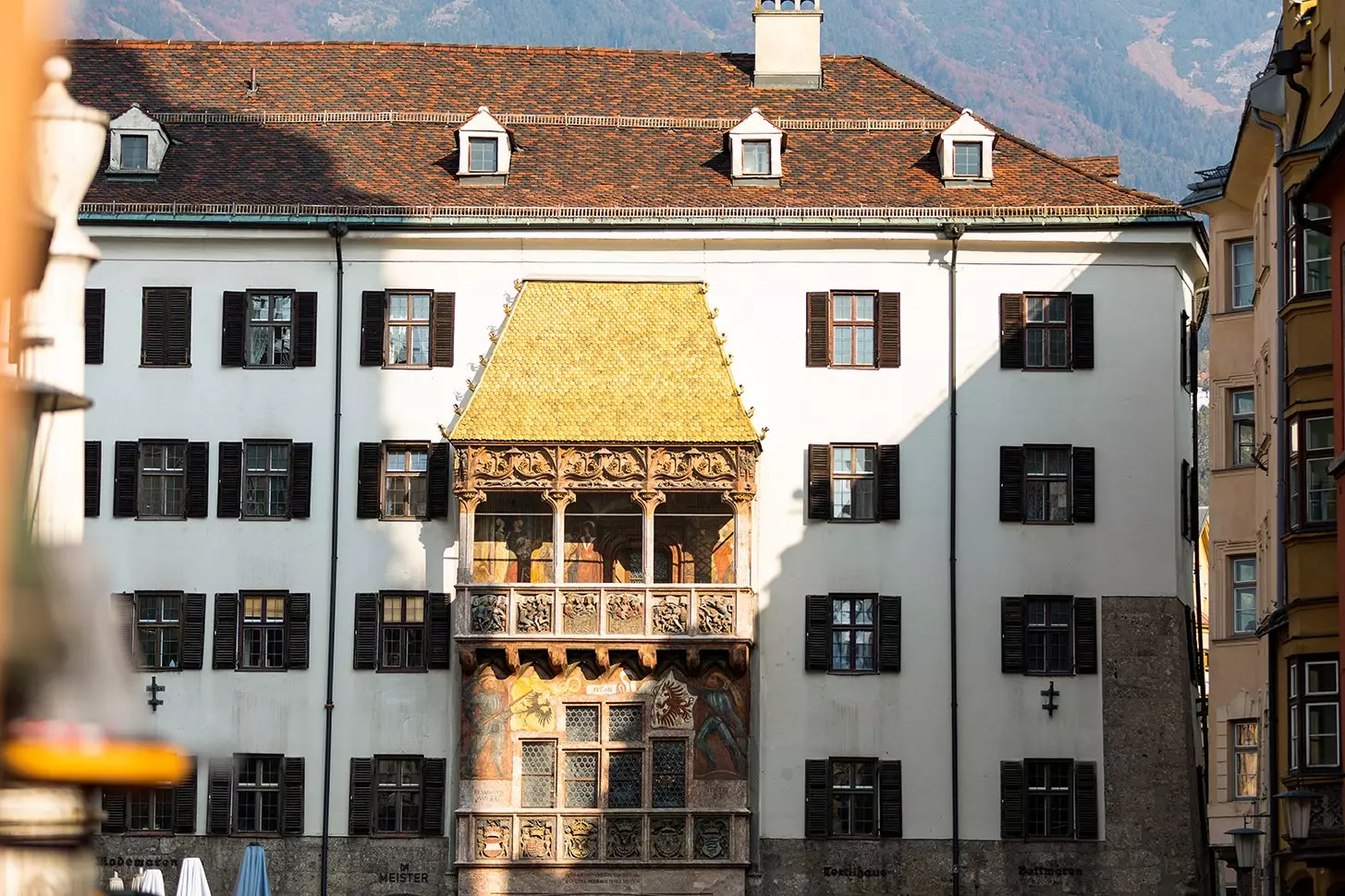 Bangunan monumental Golden Roof di Innsbruck.