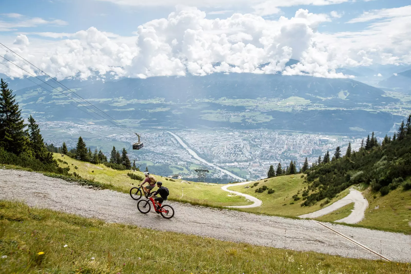 Sykkelrute med byen Innsbruck i bakgrunnen.