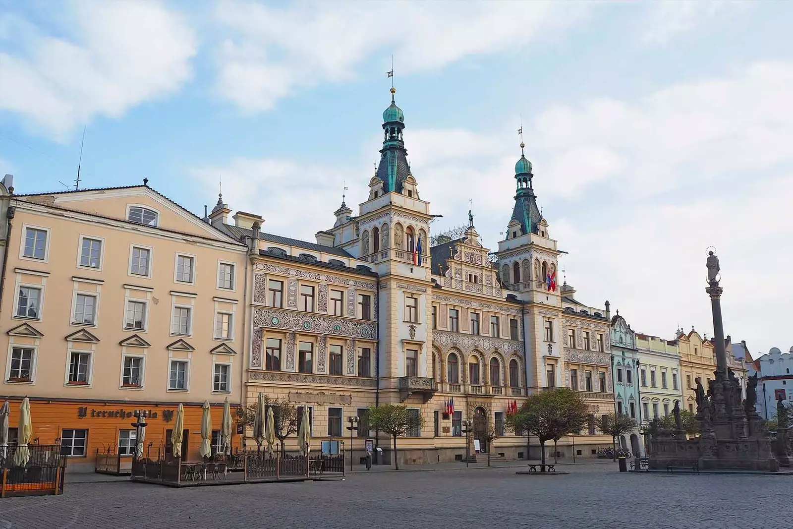 Halla an bhaile cearnach Pernstejn i pardubice