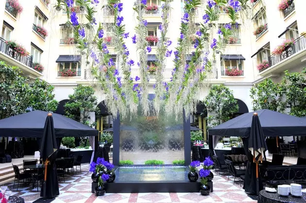 Arranjament floral de Jeff Leatham al Marble Courtyard del George V