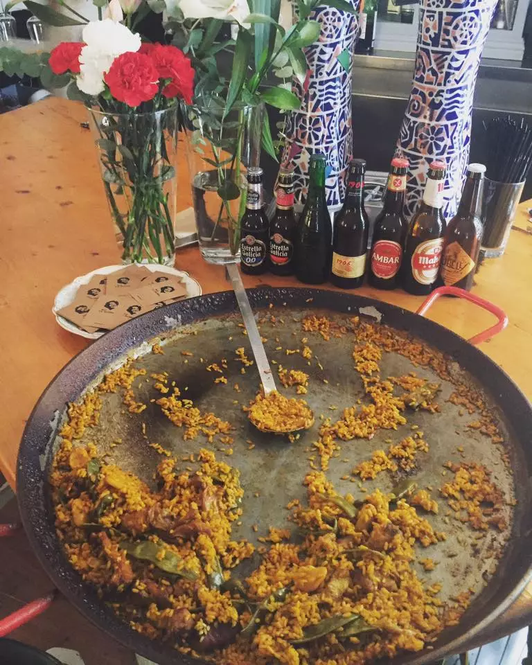 PAELLA рӯзҳои якшанбе дар Бар Ла Глория