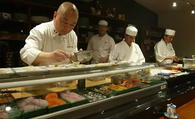 Toshiro Konishi sedang rancak di bar sushinya