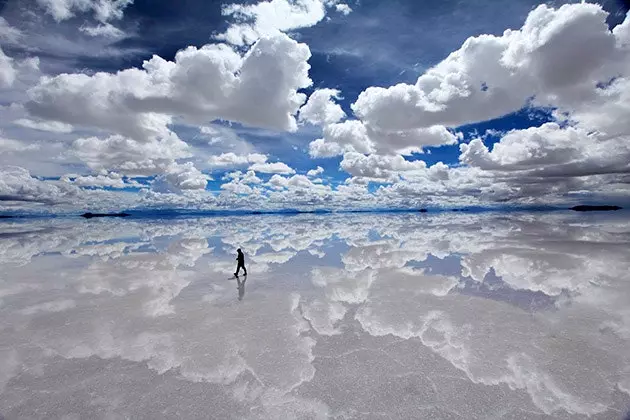 אין באָליוויאַ איז די Salar de Uyuni, איינער פון די מערסט ימפּרעסיוו לאַנדסקייפּס אויף דער גלאָבוס.