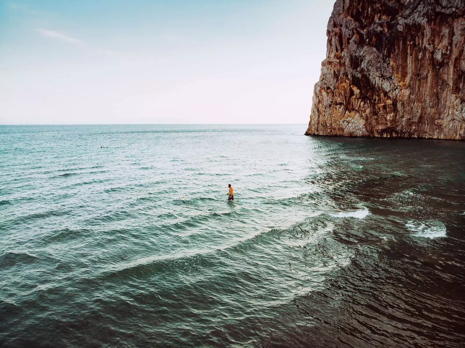 Čovjek se kupa na plaži