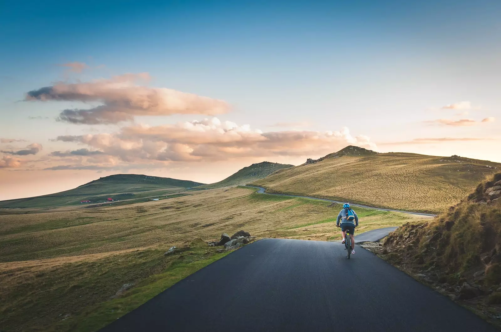 Ciclista che guida sulla strada