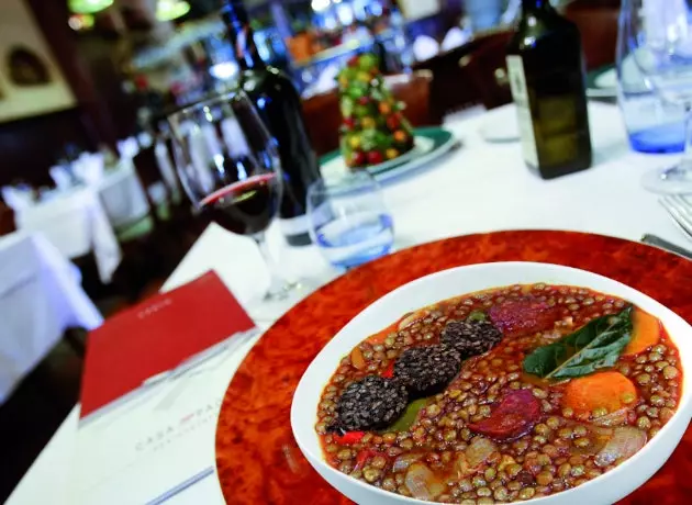 Lentil dengan chorizo dan puding hitam