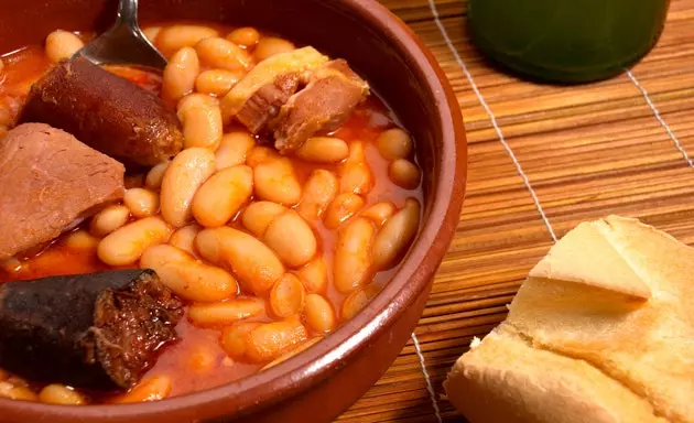 Fabada lazima ya jiko la Asturian