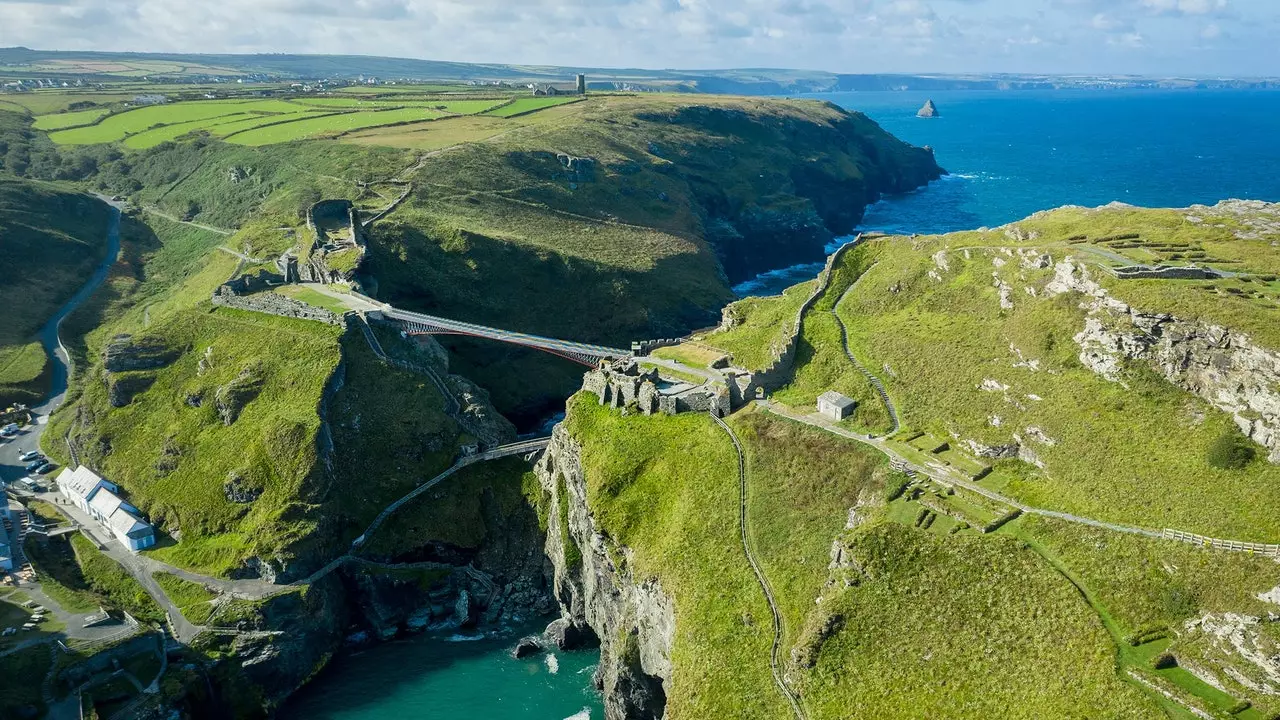 Die neue Brücke des Tintagel Castle, die es Ihnen ermöglicht, ein mittelalterliches Erlebnis zu erleben