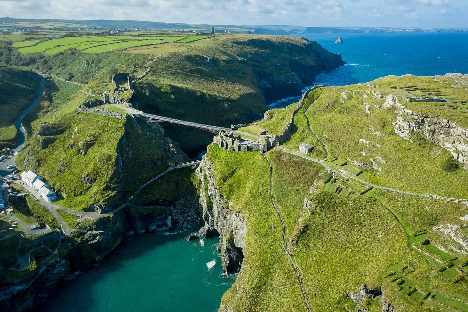 Tintagel qal'asining yangi ko'prigi, bu sizga o'rta asr tajribasida yashashga imkon beradi