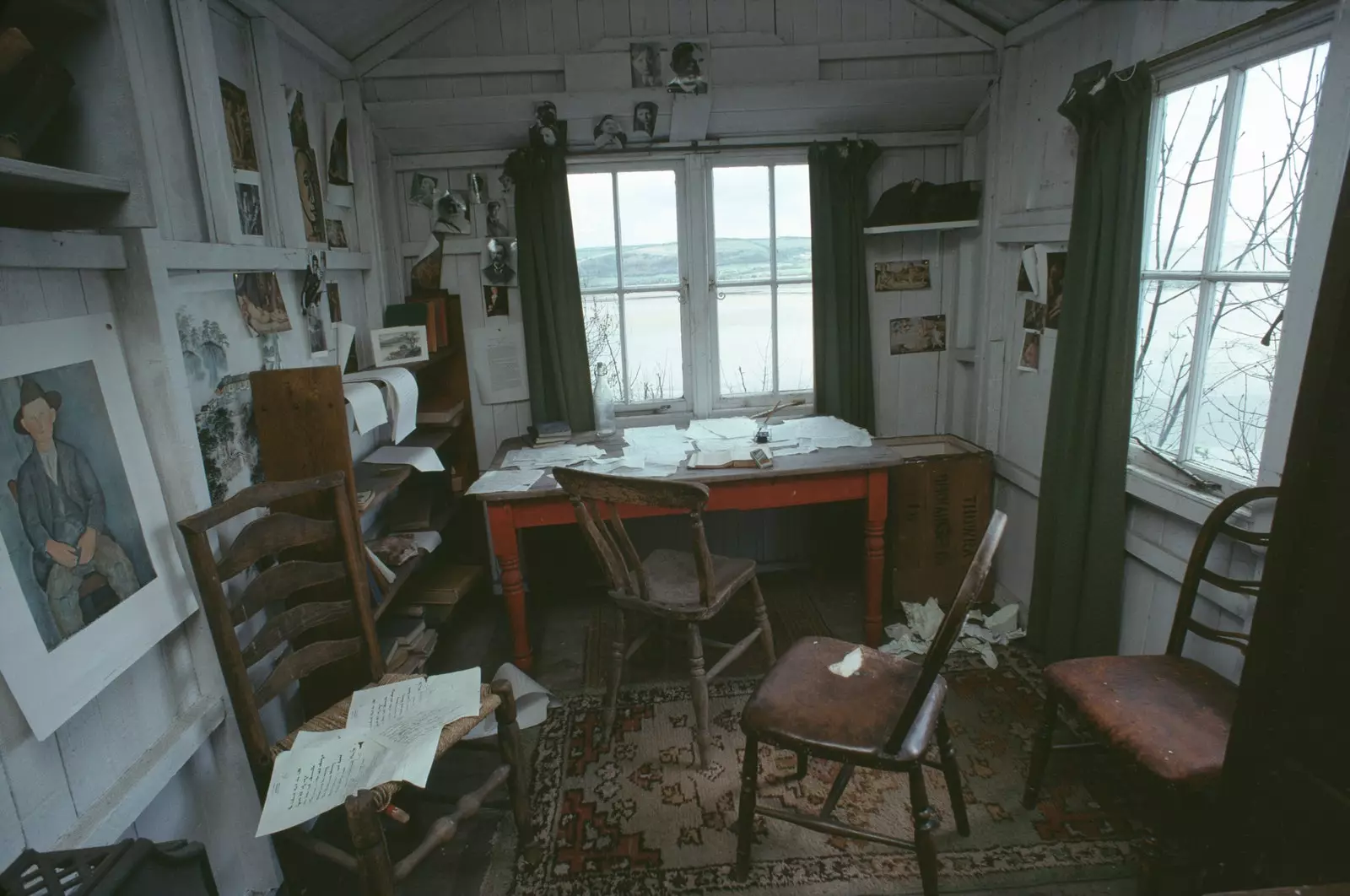 Bahagian dalam bilik tidur Dylan Thomas di Laugharne