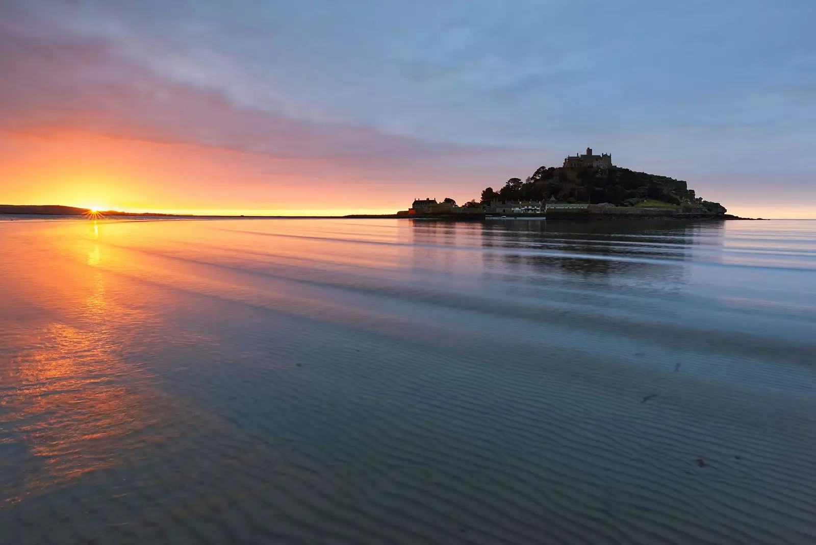 Você quer viver em uma ilha com um castelo da Cornualha? Você tem menos de 24 horas para se apresentar para o trabalho de sua vida