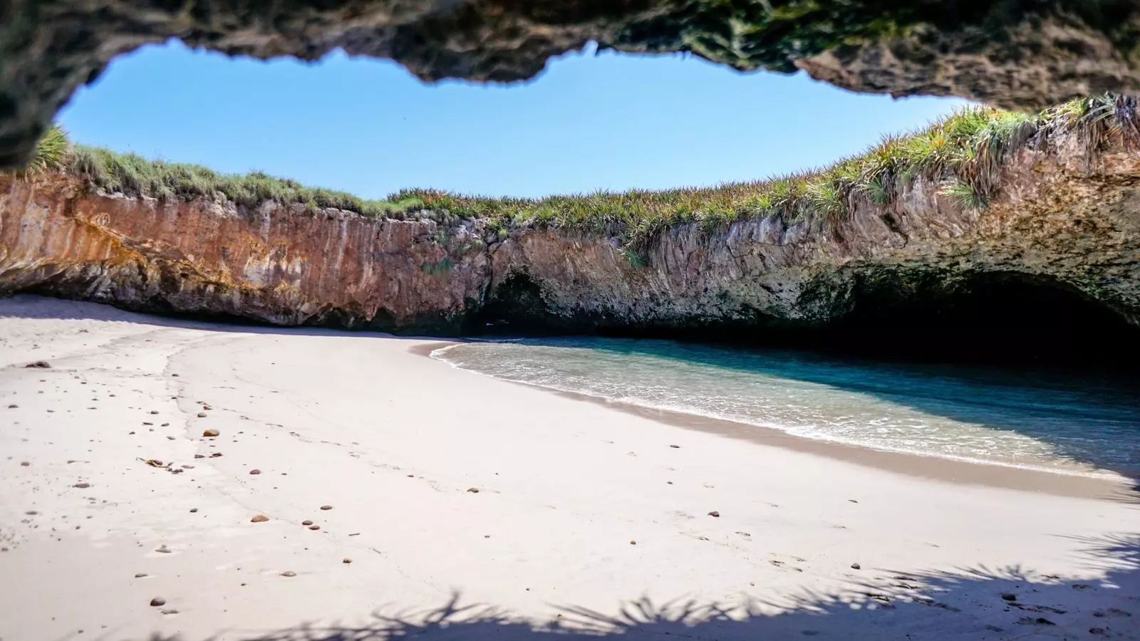 Anda hanya bisa sampai ke pantai dengan berenang