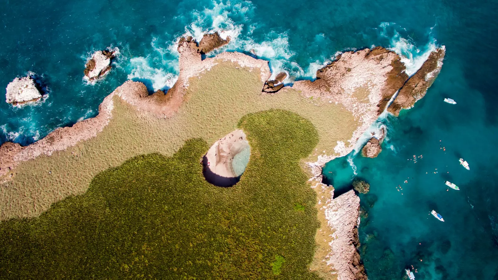 Descubra todos os cantos e recantos da praia mais remota do planeta