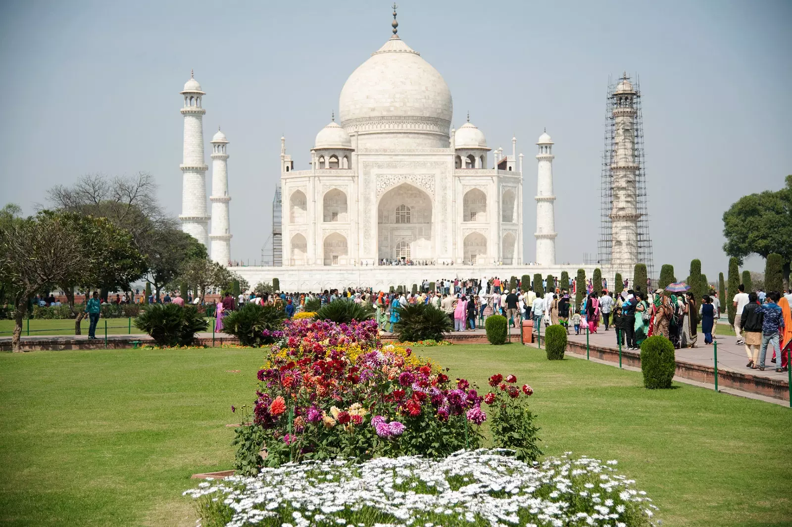 Turizmi masiv një nga faktorët e rrezikut për Taj Mahal