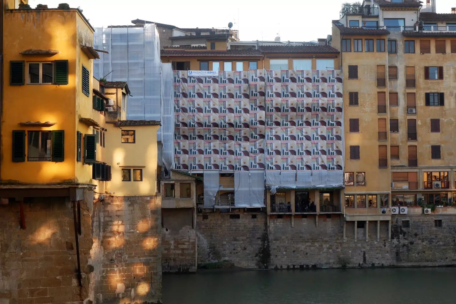 De Ponte Vecchio war de Canvas mat deem d'Giulia d'Florenz dekoréiert huet.