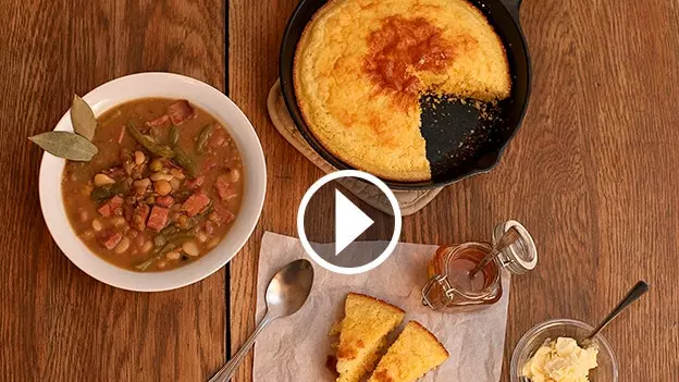 [Video] Rejseopskriftsbog: Bacon Cornbread