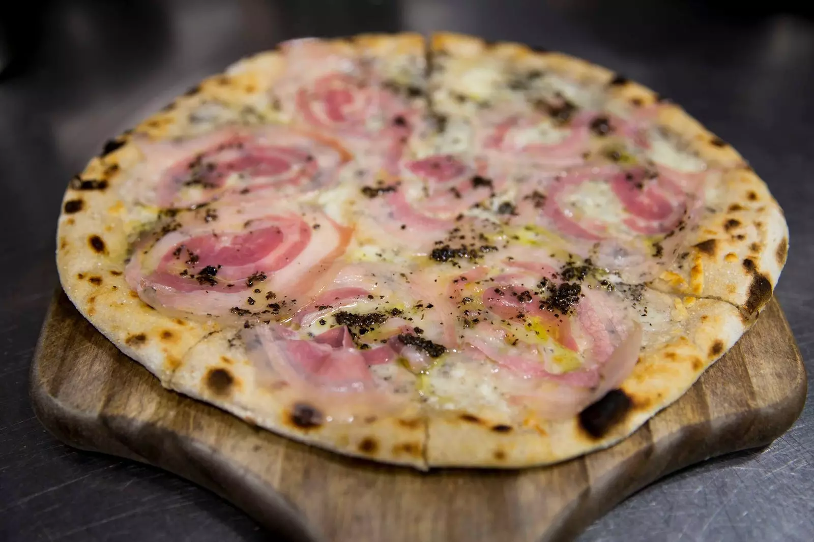 Pizza với nấm truffle pancetta và fior di late mozzarella