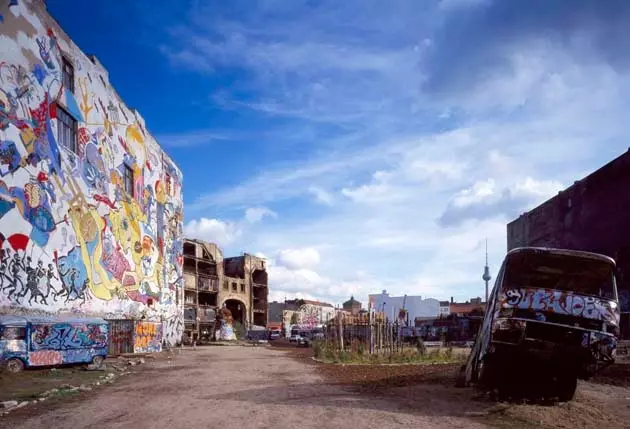 Berlin ta’ Bowie jgħaddi mit-Tacheles magħluqa