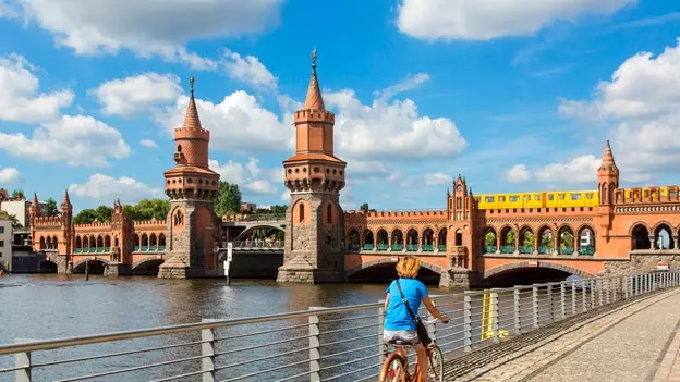 Oberbaumbrücke, jembatan kartu pos di Berlin