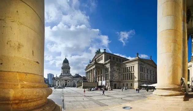 Tazama kutoka kwa Franzosischer Dom kuelekea Konzerthaus na Deutscher Dom