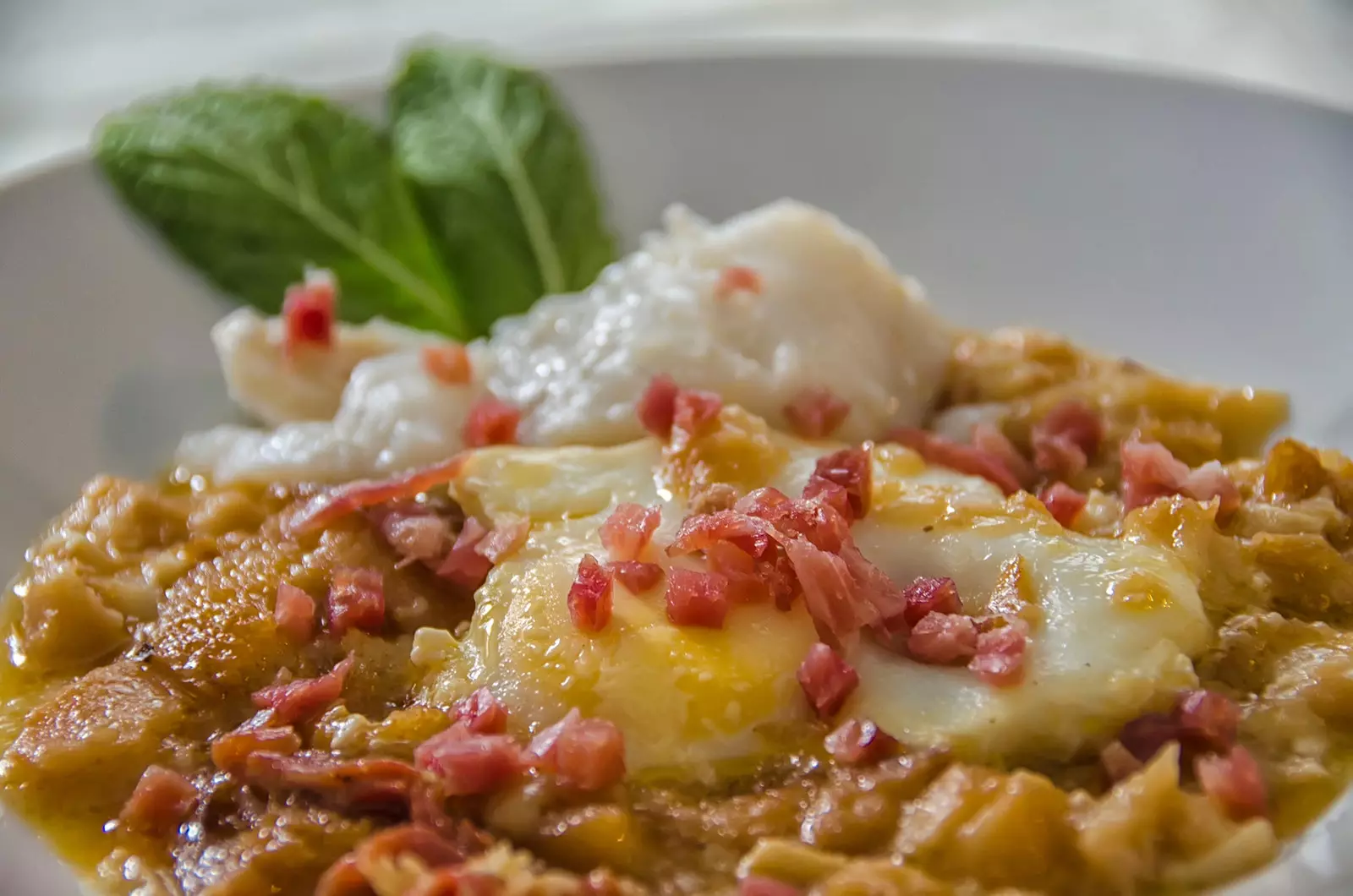 Soupe à l'ail de Zamora avec oeuf et jambon